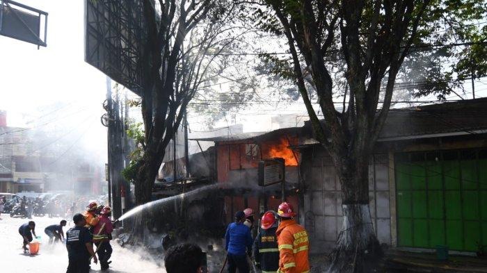 Kebakaran di Depan Malang Creative Center: Warga Panik, Pemadam Kebakaran Bergegas