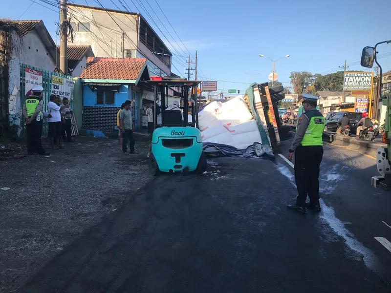 Truk Terguling di Lawang Malang, Kemacetan Parah dan Langkah Cepat Polisi