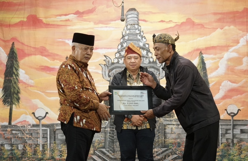 Bupati Malang Saksikan Ludruk di Acara Bersih Desa, Warga Tumpah Ruah