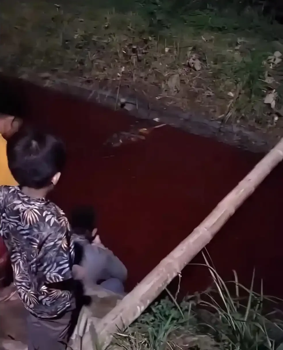 Viral Warna Air Sungai Berwarna Merah di Banjarejo, Kabupaten Malang