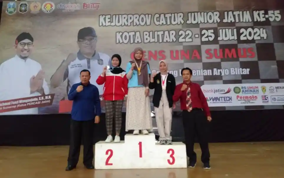 Nisrina Almaas Tsabita (tengah) KOntingen Catur Kota Malang peraih medali emas di Kejurprov Jatim Catur Junior Ke 55 di gedung Kesenian Aryo Blitar Kota Blitar pada Kamis 25 Juli 2024
