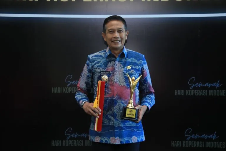 Pj. Wali Kota Malang Raih Penghargaan Pembina Koperasi Andalan dari Dekopin