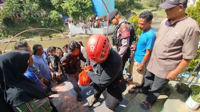 Mayat Mengambang di Sungai Brantas Ternyata Difabel, Berhasil Dievakuasi Relawan Medis RJT Kota Malang