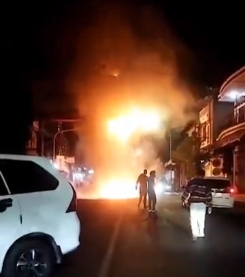 Baliho di Depan RS UMM Landungsari Terbakar