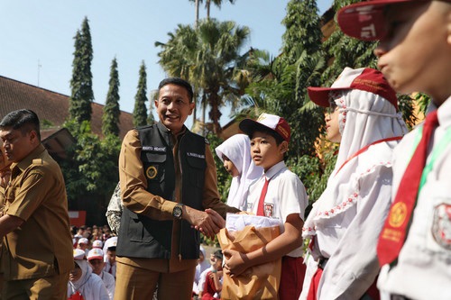 1000 Siswa Tak Mampu di Malang Terima Bantuan Seragam dari Disdikbud