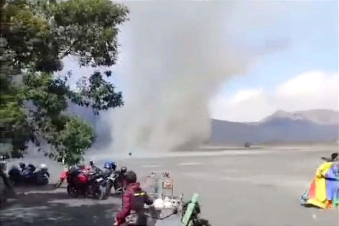Dust Devil di Gunung Bromo Wajar Tidak Berbahaya, Tapi Tetap Waspada