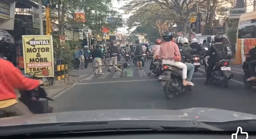 Pengendara Tanpa Helm Tabrak Mobil Box Didepan Indomaret Tlogomas