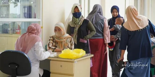 Pemeriksaan Gratis IVA dan Sadanis di Puskesmas Cisadea: Upaya Dinkes Malang Deteksi Dini Kanker Leher Rahim