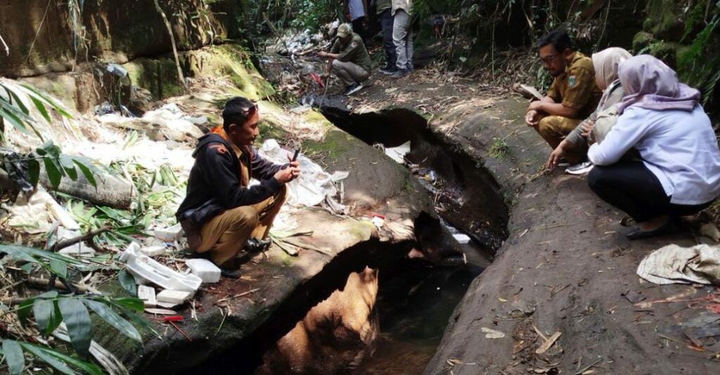 Pemkab Malang dan DLH Cek Kejadian Air Sungai Berwarna Merah di Desa Kidal