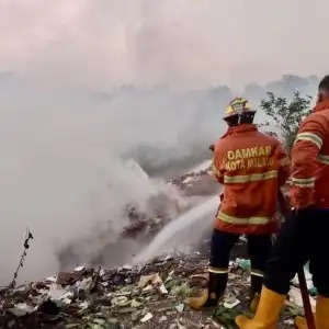 Kebakaran di TPS Pandanwangi Blimbing Malang, Dibutuhkan 3 Jam untuk Memdamkan Api