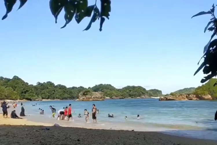 Pantai Banyu Meneng: Eksotisme Alam yang Menjadi Primadona Wisata di Malang Selatan