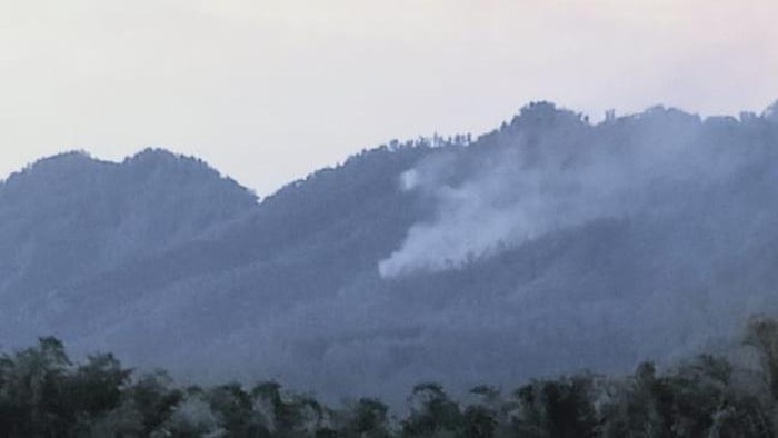 Kebakaran Lahan di Coban Rondo Terkendali, Tim BPBD Pantau Sisa Kepulan Asap