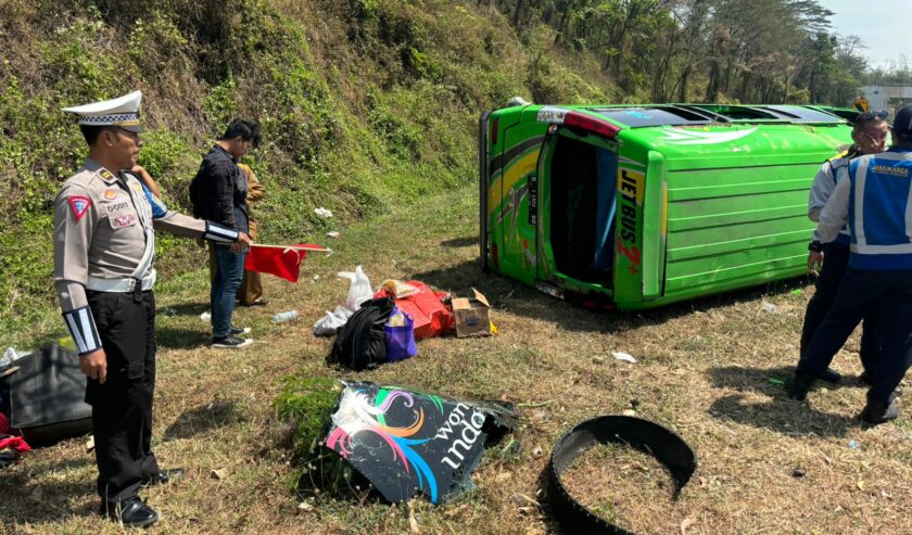 Pecah Ban di Tol Malang-Pandaan, Microbus Terguling: Sembilan Orang Terluka