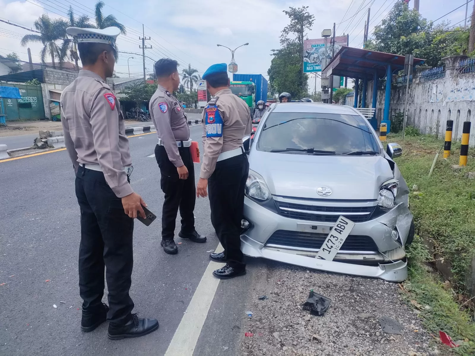Sopir Mengantuk, Tronton Tabrak Dua Mobil di Singosari, Bayi 2 Tahun Jadi Korban