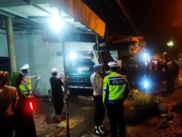 Kecelakaan Tunggal di Pakisaji, Pengemudi Mengantuk Tabrak Rumah Warga