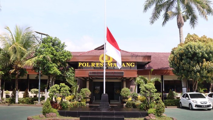 2 Tahun Tragedi Kanjuruhan: Polres Malang Kibarkan Bendera Setengah Tiang, Gelar Doa Bersama