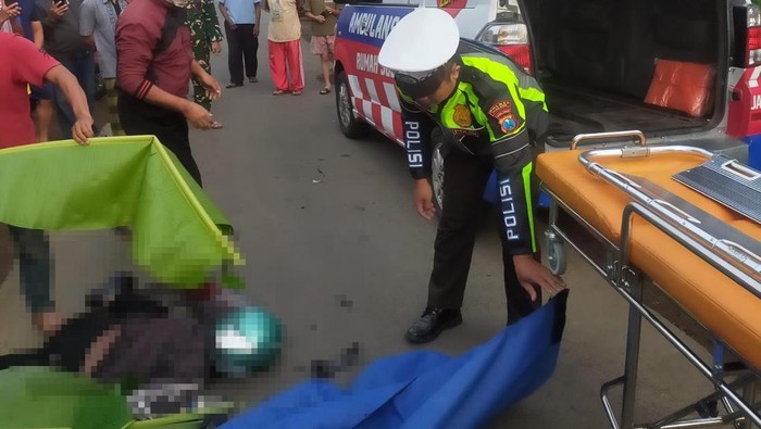 Diduga Ngantuk, Pemotor Wanita Tewas Mengenaskan Terlindas Truk di Tajinan
