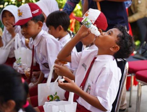 Bagikan Susu Gratis ke Pelajar, Berbeda dengan Protes Peternak di Daerah Lain