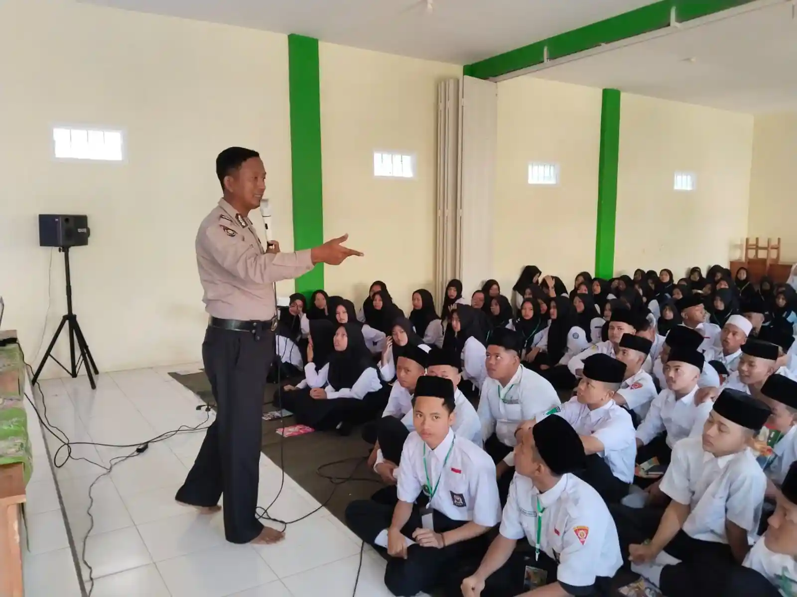 Polres Malang Kunjungi Pelajar Kalipare, Kampanyekan Keselamatan Berlalu Lintas di Malang