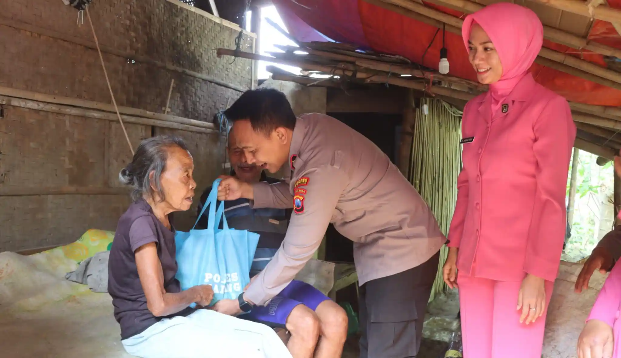 Polres Malang Bagikan Ratusan Paket Sembako, Dukung Program Pencegahan Stunting di Kecamatan