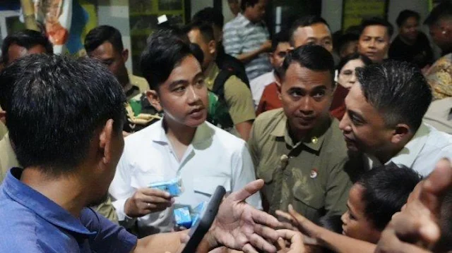 Wapres Gibran Blusukan ke Perkampungan Padat, Borong Bakso dan Bagi-bagi Susu untuk Warga