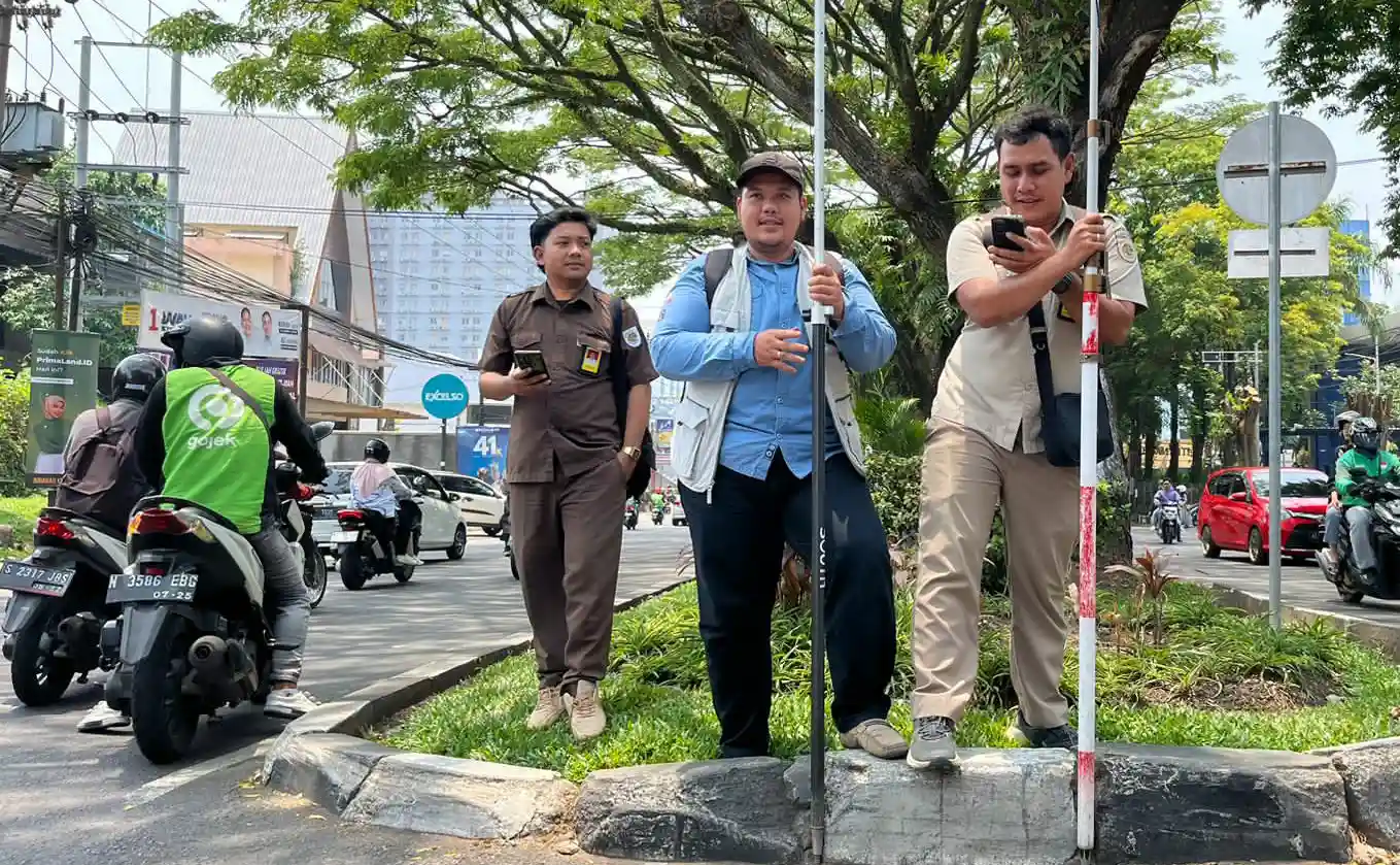 Teratasi! Pengukuran Proyek Drainase di Jalan Soekarno Hatta Hadirkan Harapan Baru untuk Kota Malang
