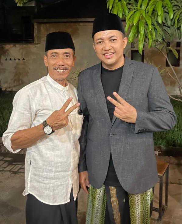 Foto Sambil Tunjukkan 2 Jari, Staf Kelurahan Pagak Pasuruan Diduga Tidak Netral dalam Pilkada