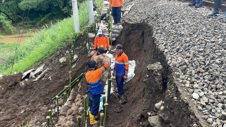 Drama di Rel Kereta: Longsor Beruntun Lumpuhkan Jalur Malang-Blitar, KAI Kerahkan Ratusan Petugas