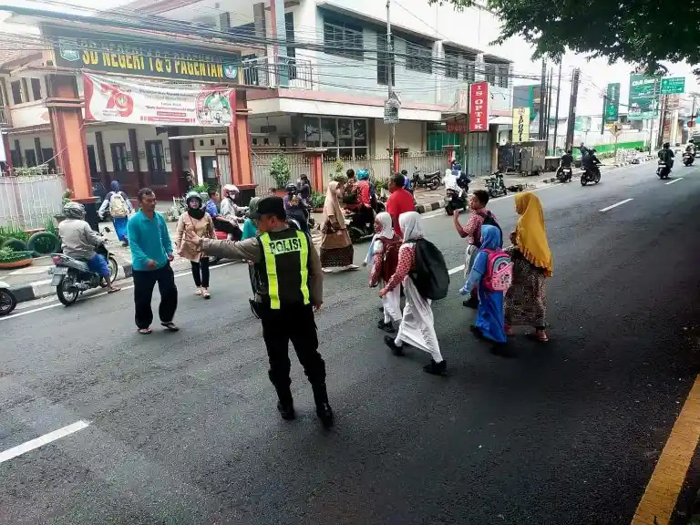 Polres Malang Perkuat Pengaturan Lalu Lintas Pagi Hari untuk Keamanan Pengguna Jalan
