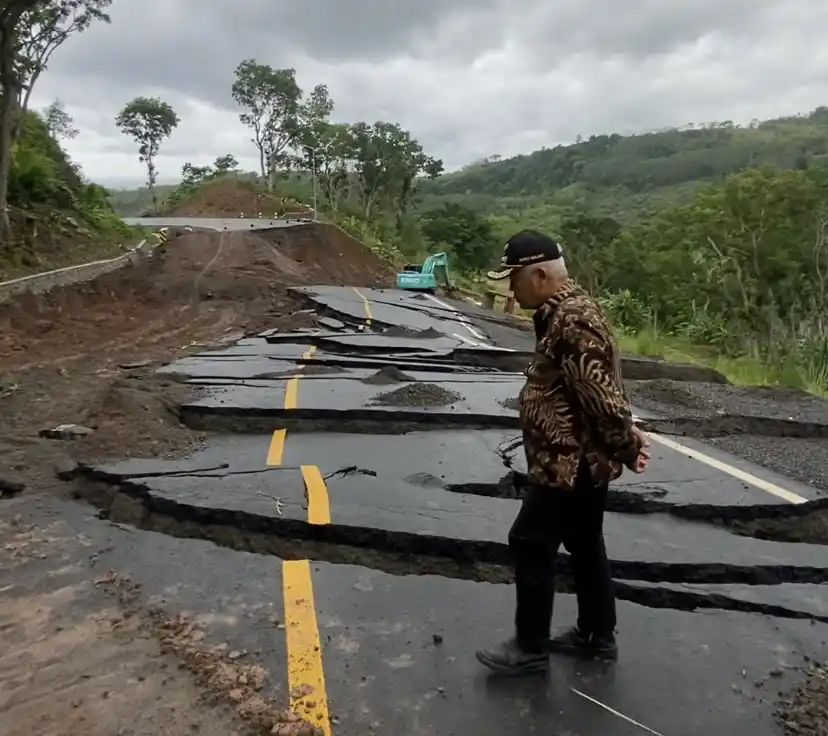 Bupati Malang Tinjau Lokasi Longsor di Jalur Lintas Selatan, Harapkan Penanganan Segera