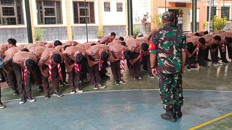 TNI Bentuk Karakter Siswa SMKN 10 Malang, Babinsa: Kekompakan dan Bela Negara Jadi Kunci