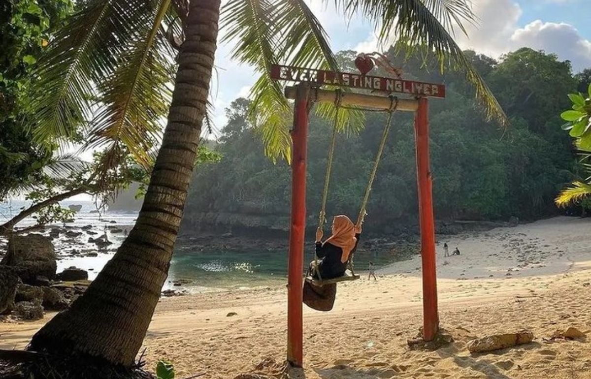 Liburan Akhir Tahun di Pantai Ngliyep: Paket Camping Menarik dan Lampion Siap Menyambut Pengunjung