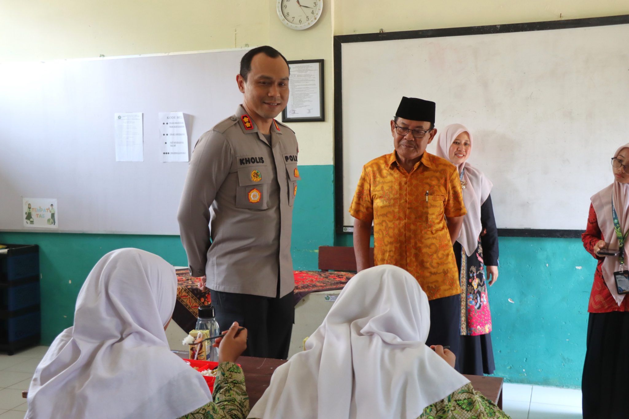 Momen Haru di Simulasi Makan Bergizi Gratis Bersama Polres Malang, Siswa Sempat Menangis