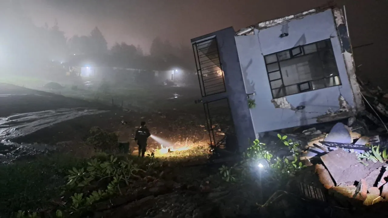 Ngeri, Vila di Batu Roboh membuat 6 Wisatawan Terluka