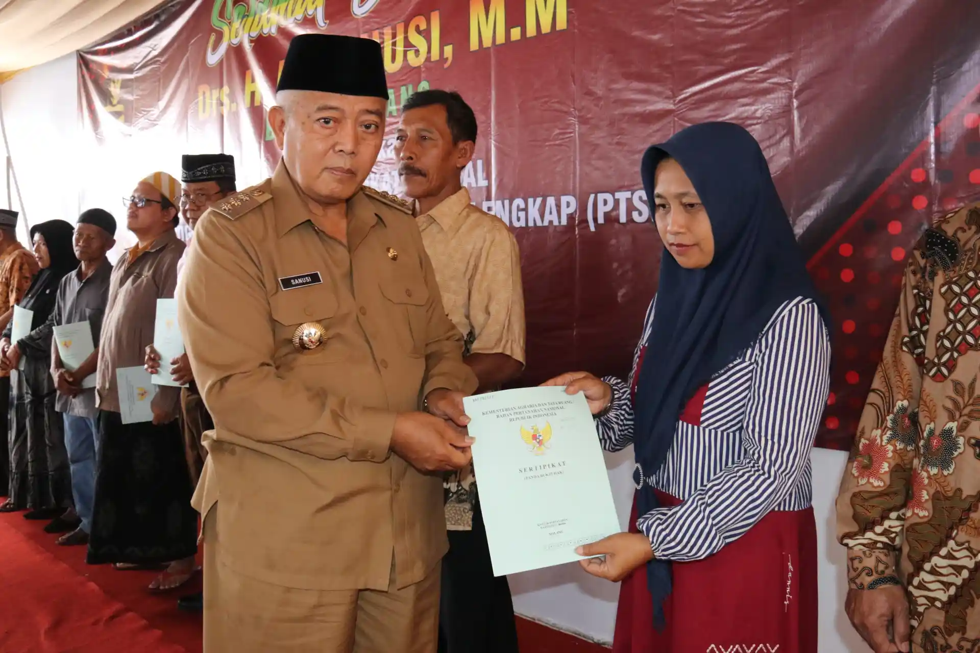 Bupati Malang Serahkan Sertifikat Tanah PTSL, Dukung Pertumbuhan Ekonomi Masyarakat