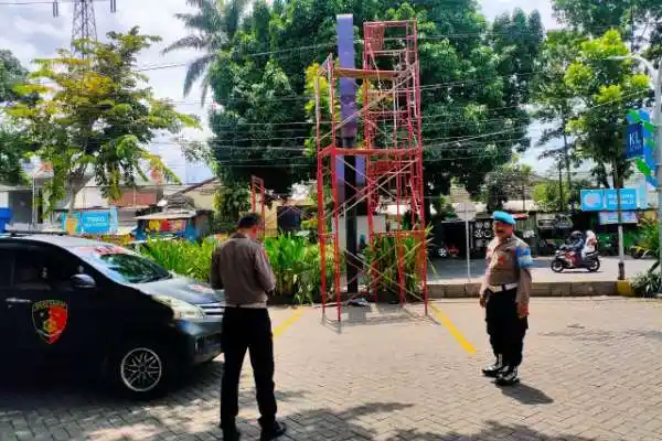 Tragis! Pekerja Tewas Tersengat Listrik Saat Mengganti Banner di Malang