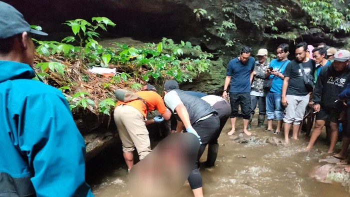 Tragis! 2 Jasad Pria Ditemukan Tewas di Aliran Sungai Poncokusumo Kabupaten Malang