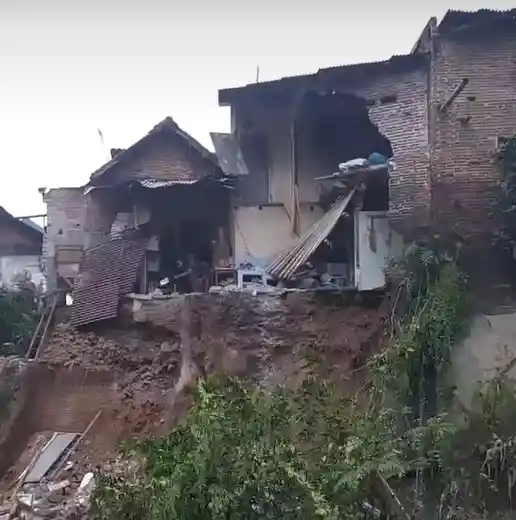 Longsor Terjang Rumah di Jodipan Malang: Akibat Banjir yang Melanda