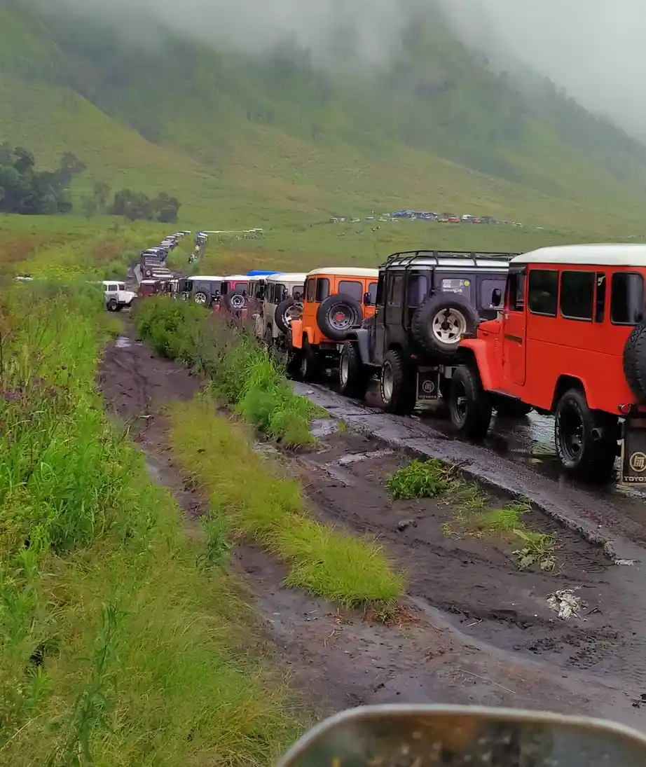 Viral! Pengunjung di Gunung Bromo Membludak: Jalan Macet Hingga 6 Jam!