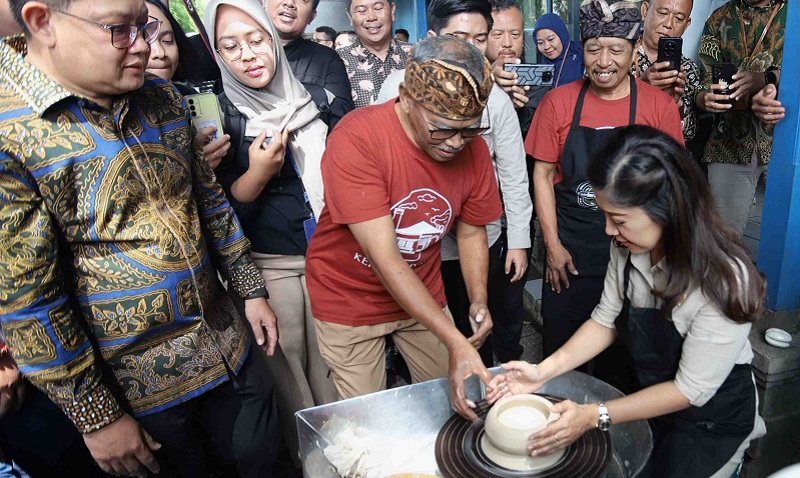 Transformasi Digital: Menkomdigi Dorong UMKM Keramik Dinoyo untuk Masuki Pasar Global