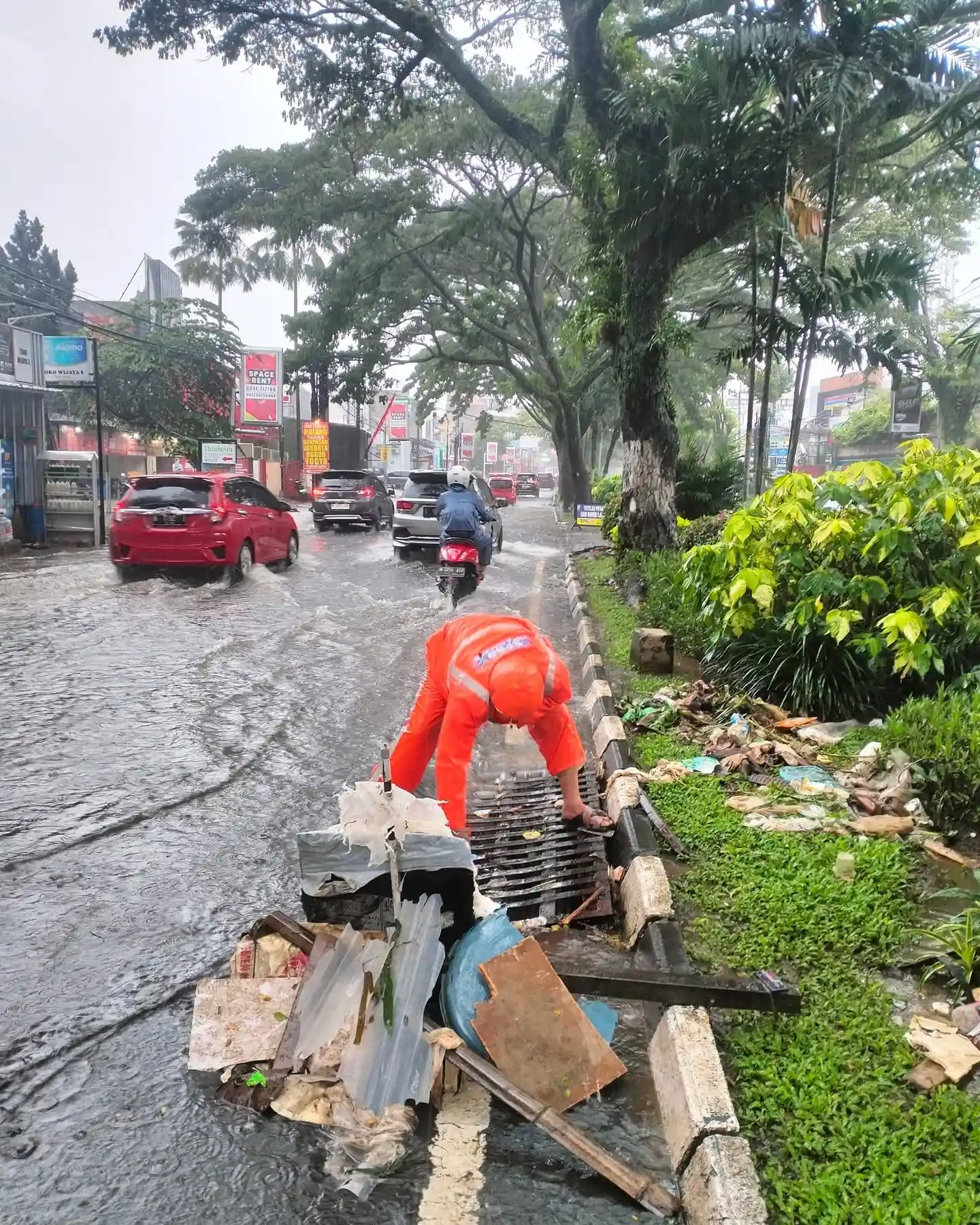 Sampah Menyumbat Drainase Jadi Penyebab Banjir di SUHAT Malang