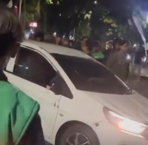 Kecelakaan di Suhat Malang: Mobil Tabrak Gerobak Nasi Goreng di Pagi Buta