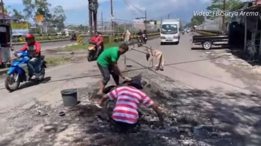 Gotong Royong Warga Bumiayu Perbaiki Jalan Rusak, Demi Keselamatan Pengendara