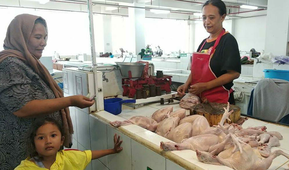 Harga Daging Ayam Potong Meroket di Pasar Batu