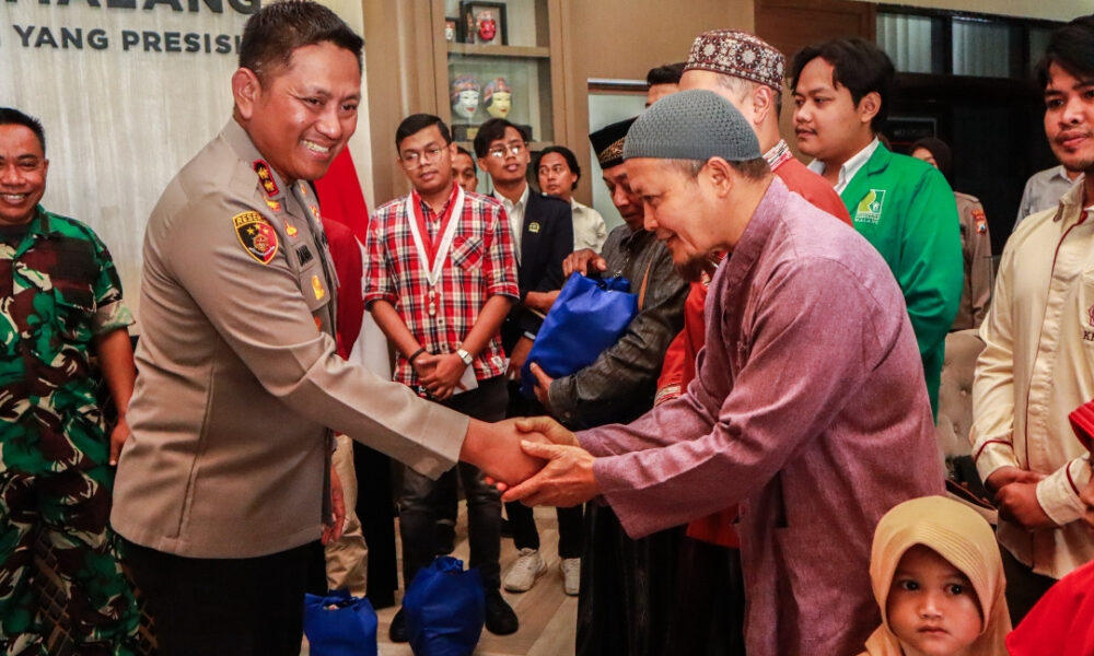 Polres Malang & Mahasiswa Sukseskan Bakti Sosial Jelang Ramadan