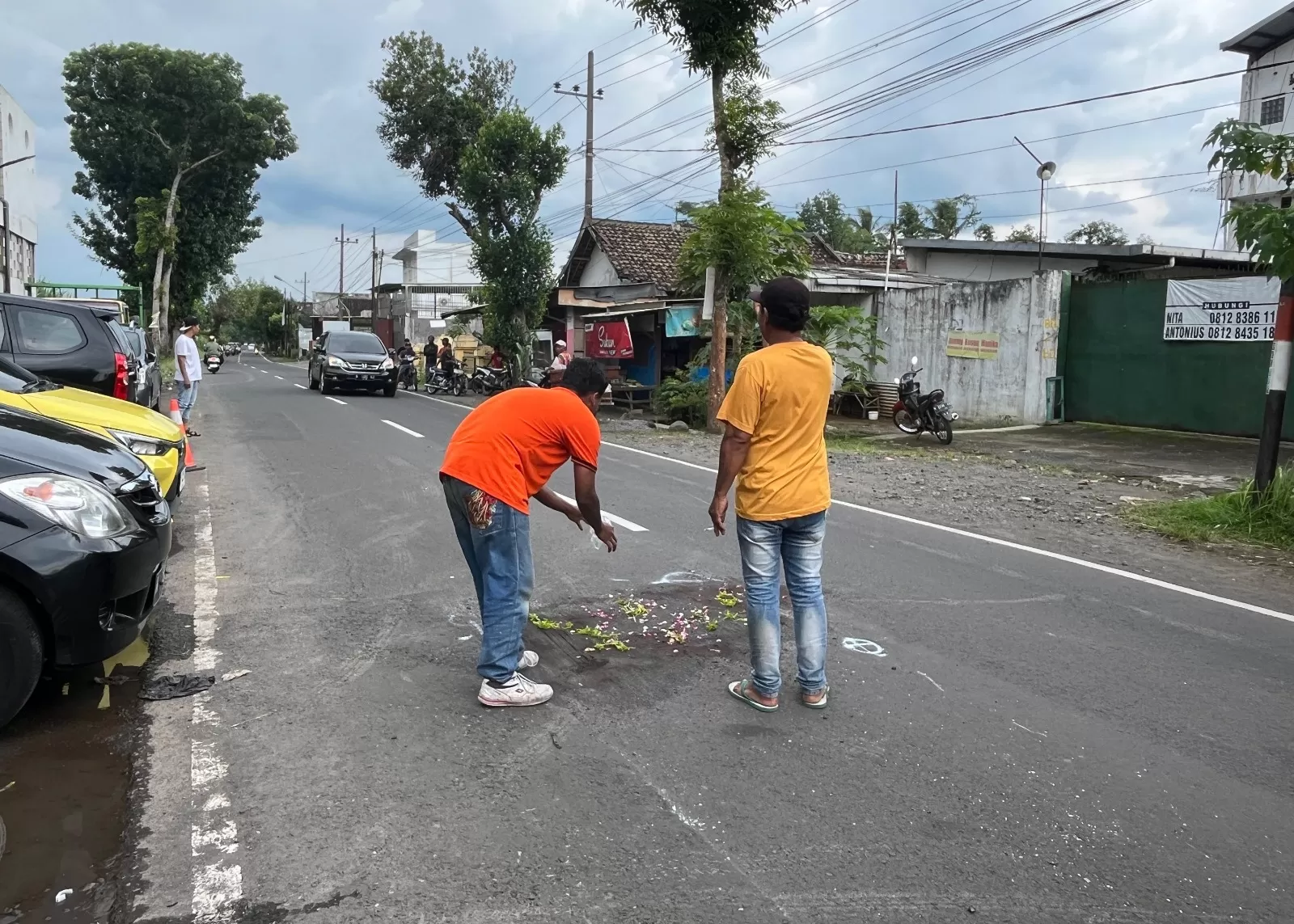 Pasutri Tewas Tertabrak Mobil Usai Gagal Menyalip di Jalan Raya Cerme, Malang