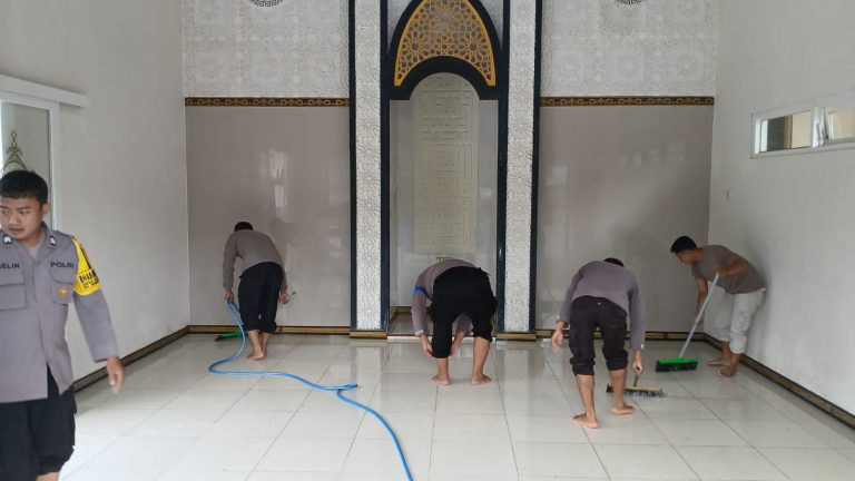 Polres Malang Gelar Bakti Sosial Bersihkan Tempat Ibadah Sambut Ramadhan 1446 H