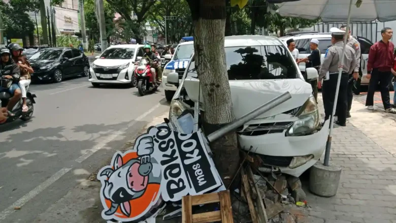 Kecelakaan di Jalan Soekarno-Hatta, Mobil Xenia Tabrak Beberapa Kendaraan dan Gerobak