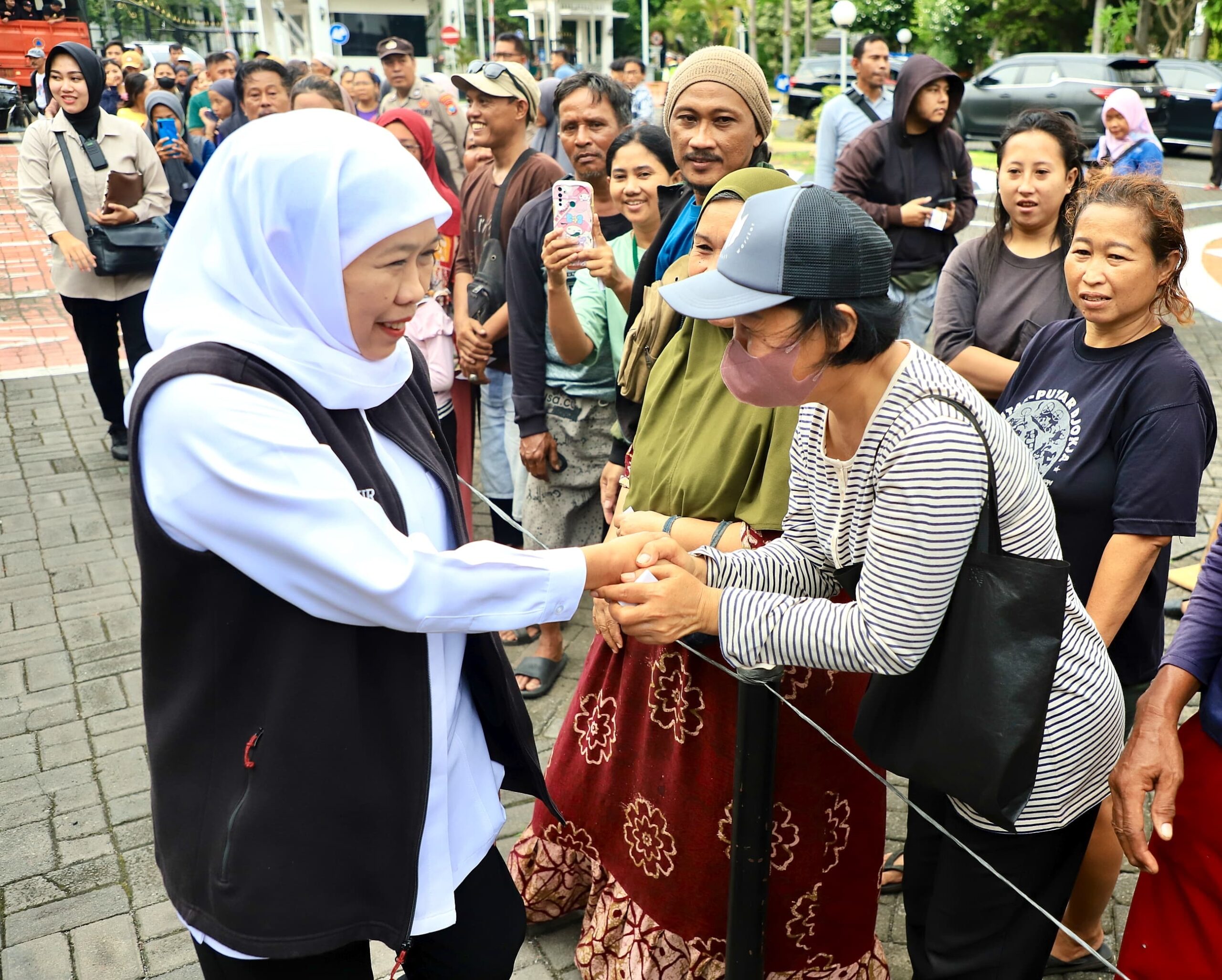 Kebaikan Gubernur Khofifah: 1.500 Paket Sembako dan Zakat Mal untuk Warga Surabaya