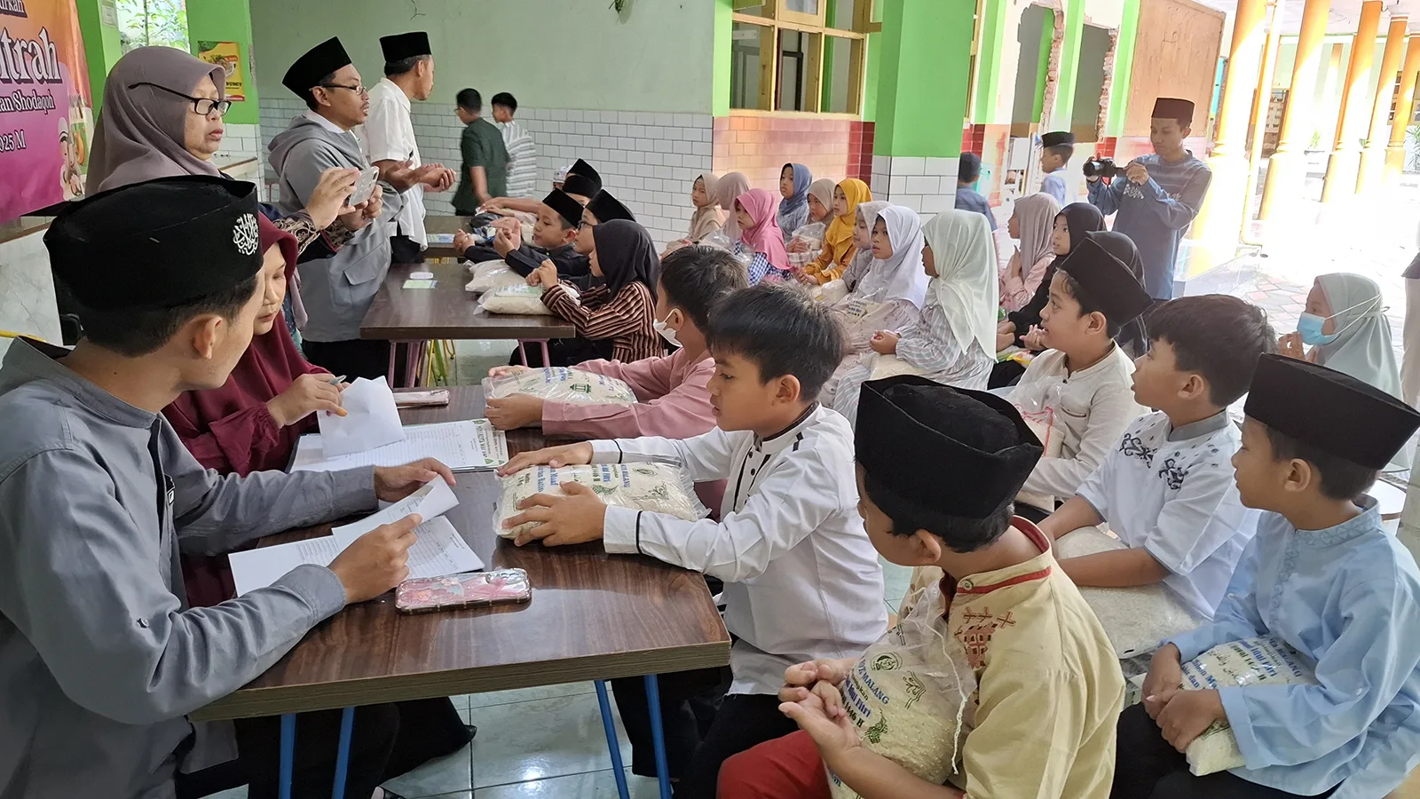 Menyalurkan Zakat, Memperkuat Keimanan di MIN 1 Kota Malang